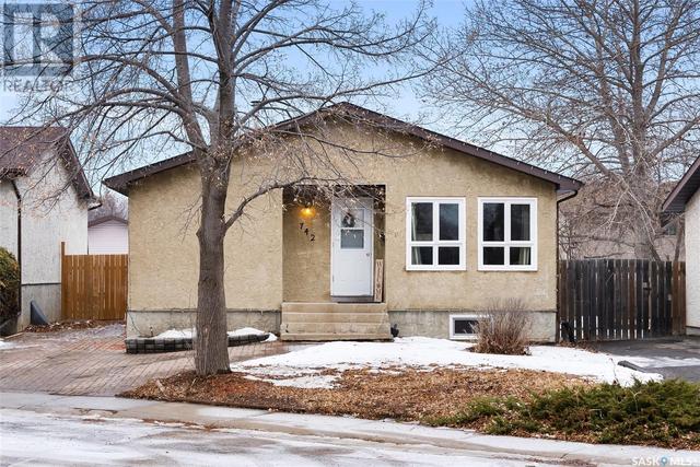 742 Vanier Drive N, House detached with 4 bedrooms, 2 bathrooms and null parking in Regina SK | Image 2