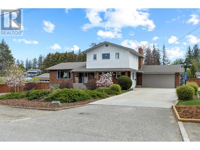 2401 Crestview Road, House detached with 5 bedrooms, 4 bathrooms and 5 parking in West Kelowna BC | Image 4