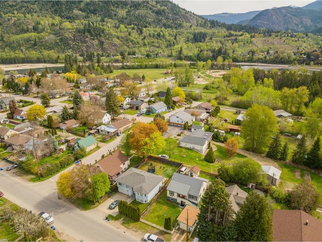 555 5th Ave, House detached with 6 bedrooms, 3 bathrooms and 4 parking in Castlegar BC | Image 14