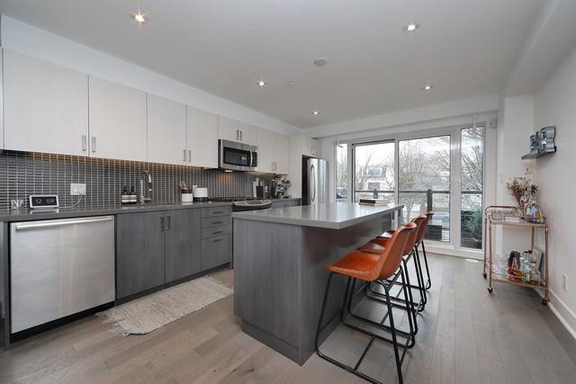 985 Dundas St E, House attached with 2 bedrooms, 3 bathrooms and 1 parking in Toronto ON | Image 3