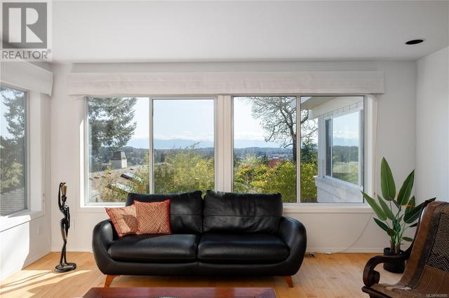 4620 Boulderwood Dr, House detached with 4 bedrooms, 3 bathrooms and 2 parking in Saanich BC | Image 7
