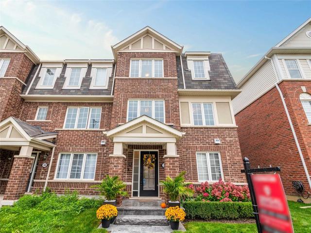28 Metro Cres, House attached with 3 bedrooms, 3 bathrooms and 4 parking in Brampton ON | Image 1