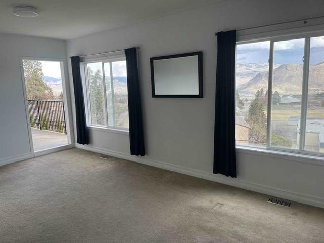 216 Monmouth Dr, House detached with 3 bedrooms, 3 bathrooms and 5 parking in Kamloops BC | Image 2