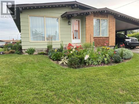 300 3rd Avenue W, House detached with 4 bedrooms, 3 bathrooms and null parking in Debden SK | Card Image