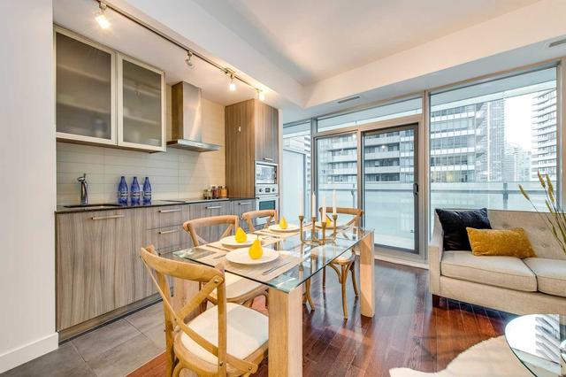 1301 - 14 York St, Condo with 3 bedrooms, 2 bathrooms and 1 parking in Toronto ON | Image 7