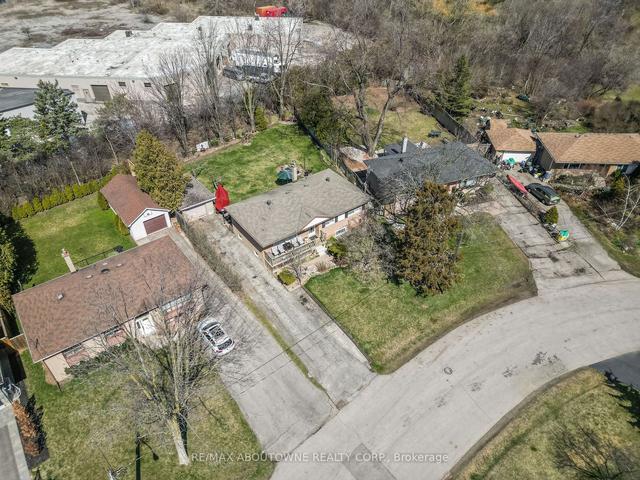 573 Valley Dr, House detached with 3 bedrooms, 2 bathrooms and 5 parking in Oakville ON | Image 33