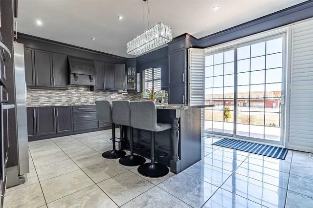 52 Lisson Cres, House detached with 6 bedrooms, 7 bathrooms and 6 parking in Brampton ON | Image 3