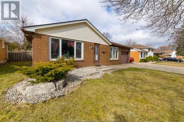 5460 Queen Elizabeth, House detached with 4 bedrooms, 2 bathrooms and null parking in Windsor ON | Image 4