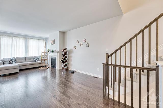 529 Sonmarg Crescent, Townhouse with 3 bedrooms, 3 bathrooms and 2 parking in Ottawa ON | Image 9