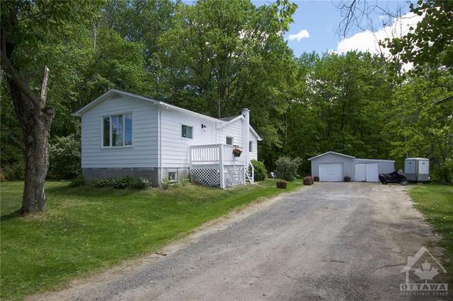6408 Renaud Road, House detached with 3 bedrooms, 1 bathrooms and 8 parking in Ottawa ON | Image 1