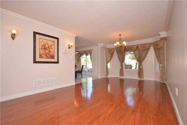 28 Courtsfield Cres, House detached with 4 bedrooms, 4 bathrooms and 4 parking in Brampton ON | Image 3