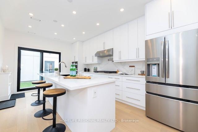 734 Richmond St W, House attached with 3 bedrooms, 5 bathrooms and 1 parking in Toronto ON | Image 39