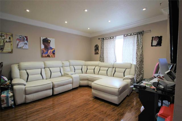 49 Mcmullen Cres, Townhouse with 3 bedrooms, 2 bathrooms and 1 parking in Brampton ON | Image 2