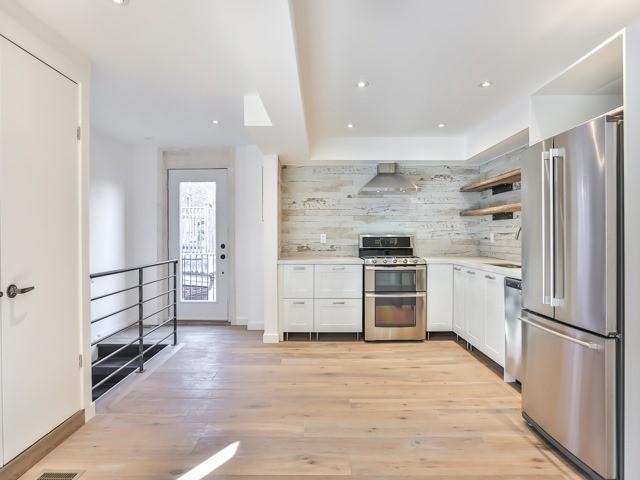 Upper - 257 Oakwood Ave, House semidetached with 3 bedrooms, 1 bathrooms and 1 parking in Toronto ON | Image 2