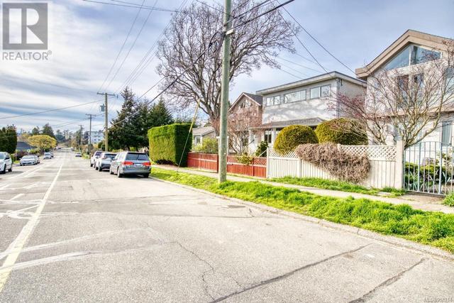 1332 Lyall St, House detached with 2 bedrooms, 1 bathrooms and 2 parking in Esquimalt BC | Image 7