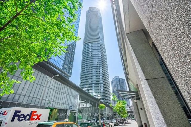 3002 - 12 York St, Condo with 2 bedrooms, 2 bathrooms and 1 parking in Toronto ON | Image 1
