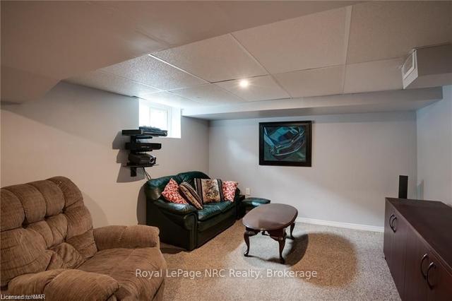 1 Keating St, House detached with 4 bedrooms, 2 bathrooms and 4 parking in St. Catharines ON | Image 4
