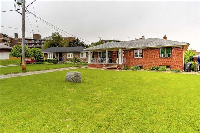 6 Manresa Lane, House detached with 3 bedrooms, 2 bathrooms and 6 parking in Toronto ON | Image 2