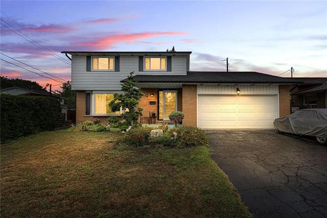 7 Lanscott Place, House detached with 5 bedrooms, 1 bathrooms and 4 parking in Hamilton ON | Card Image