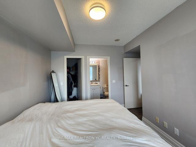 210 - 68 Canterbury Pl, Condo with 1 bedrooms, 2 bathrooms and 1 parking in Toronto ON | Image 2