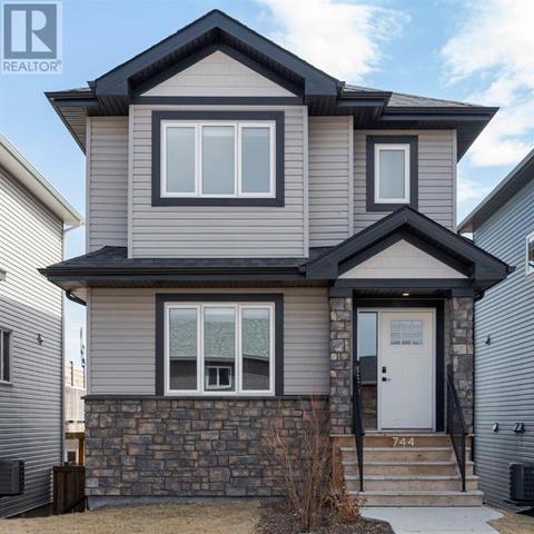 744 Athabasca Avenue, House detached with 4 bedrooms, 3 bathrooms and 3 parking in Wood Buffalo AB | Card Image