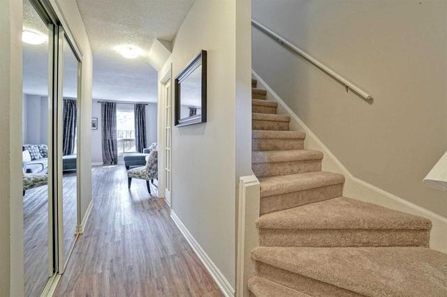 680 Regency Crt, Townhouse with 3 bedrooms, 2 bathrooms and 2 parking in Burlington ON | Image 11