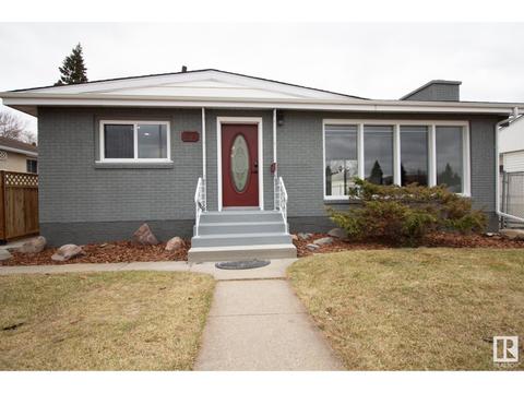 9039 154 St Nw, House detached with 6 bedrooms, 2 bathrooms and 4 parking in Edmonton AB | Card Image