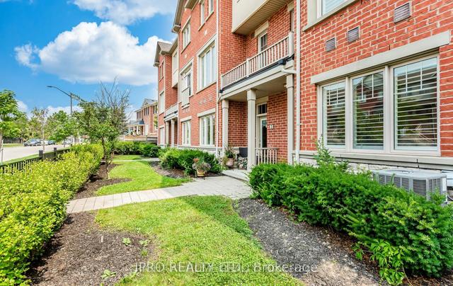 2 - 5725 Tosca Dr, Townhouse with 3 bedrooms, 4 bathrooms and 2 parking in Mississauga ON | Image 3