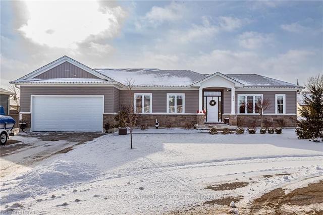 534 Scenic Crt, House detached with 2 bedrooms, 2 bathrooms and 4 parking in Warwick ON | Image 1