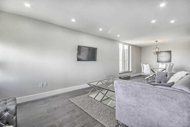 812 - 11 Townsgate Dr, Condo with 2 bedrooms, 2 bathrooms and 2 parking in Vaughan ON | Image 7