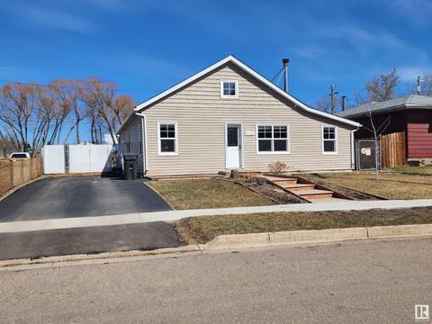 5122 52 Av, House detached with 2 bedrooms, 1 bathrooms and 4 parking in Elk Point AB | Card Image