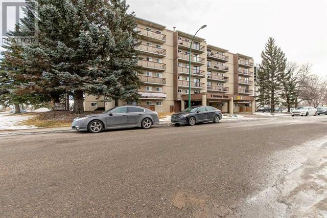 111, - 5 Berkeley Place W, Condo with 2 bedrooms, 1 bathrooms and 1 parking in Lethbridge AB | Image 25