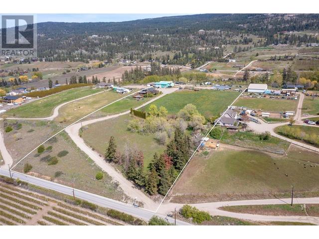 4451 Black Road, Home with 2 bedrooms, 3 bathrooms and null parking in Central Okanagan BC | Image 4