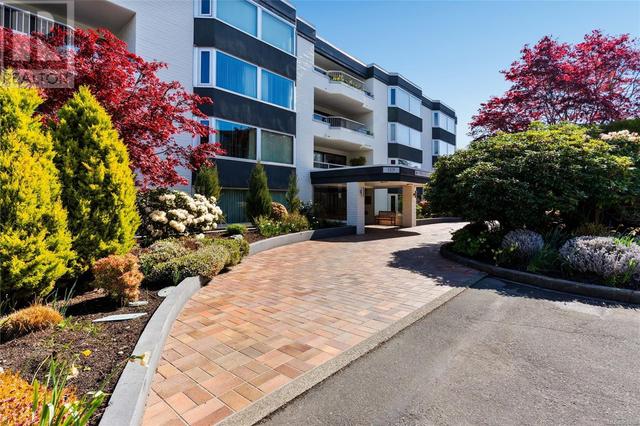 406 - 1370 Beach Dr, Condo with 2 bedrooms, 2 bathrooms and 2 parking in Oak Bay BC | Image 29