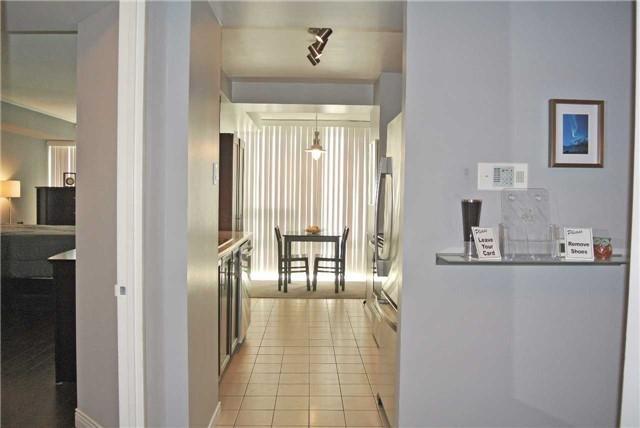 1002 - 330 Rathburn Rd W, Condo with 2 bedrooms, 2 bathrooms and 1 parking in Mississauga ON | Image 3