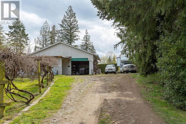 side driveway to carport and garage | Image 48