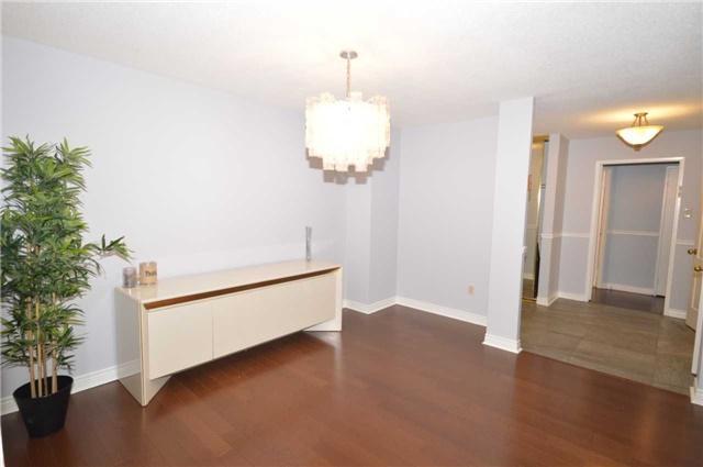 410 - 7 Townsgate Dr, Condo with 2 bedrooms, 2 bathrooms and 1 parking in Vaughan ON | Image 8