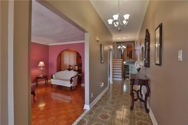Up2Lvls - 287 Paisley Blvd W, House detached with 3 bedrooms, 2 bathrooms and 2 parking in Mississauga ON | Image 2