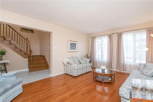 56 Townsend Drive, House detached with 4 bedrooms, 3 bathrooms and 6 parking in Ottawa ON | Image 5