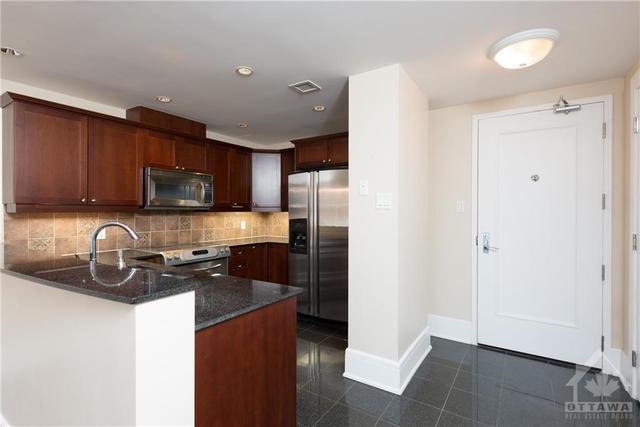 403 - 700 Sussex Drive, Condo with 2 bedrooms, 2 bathrooms and 1 parking in Ottawa ON | Image 3