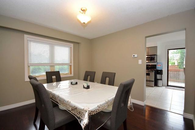 27 Newlyn Cres, House semidetached with 3 bedrooms, 2 bathrooms and 4 parking in Brampton ON | Image 2