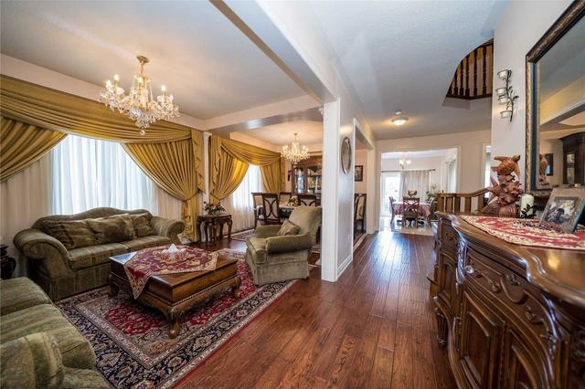 17 Sirius Cres, House detached with 5 bedrooms, 4 bathrooms and 5 parking in Toronto ON | Image 35
