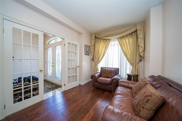 17 Sirius Cres, House detached with 5 bedrooms, 4 bathrooms and 5 parking in Toronto ON | Image 34