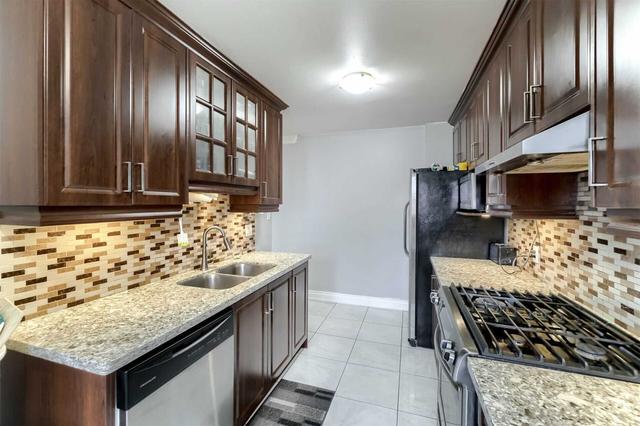 7 Gold Finch Crt, House detached with 3 bedrooms, 3 bathrooms and 3 parking in Brampton ON | Image 2