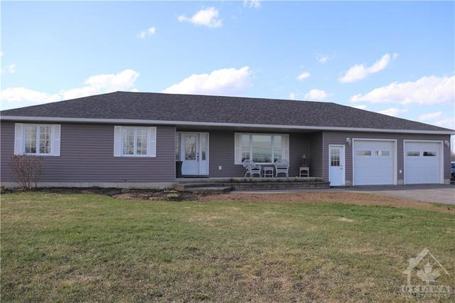 574 Highway 15 Highway S, House detached with 3 bedrooms, 2 bathrooms and 15 parking in Rideau Lakes ON | Image 1
