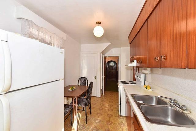 766 Euclid Ave, House semidetached with 3 bedrooms, 2 bathrooms and 2 parking in Toronto ON | Image 6