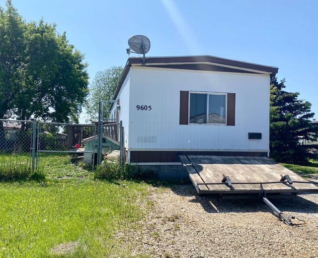 9605 121 Avenue, House detached with 3 bedrooms, 1 bathrooms and 2 parking in Grande Prairie AB | Image 3