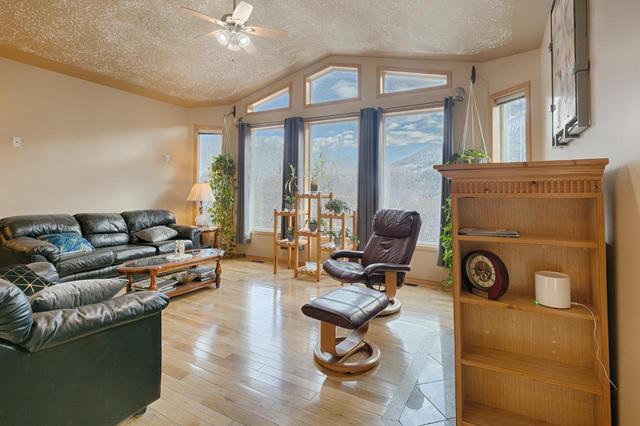 3637 Broadwater Rd, House detached with 3 bedrooms, 3 bathrooms and null parking in Central Kootenay J BC | Image 3