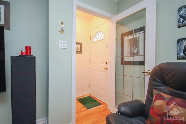 169 Keyworth Avenue, House detached with 2 bedrooms, 2 bathrooms and 2 parking in Ottawa ON | Image 2