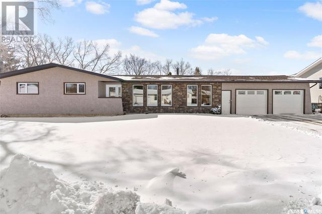 307 7th Avenue E, House detached with 4 bedrooms, 2 bathrooms and null parking in Watrous SK | Image 2